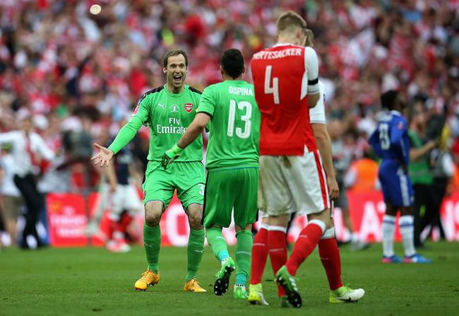 开云体育app-阿森纳球迷抗议裁判判罚，引起舆论热议