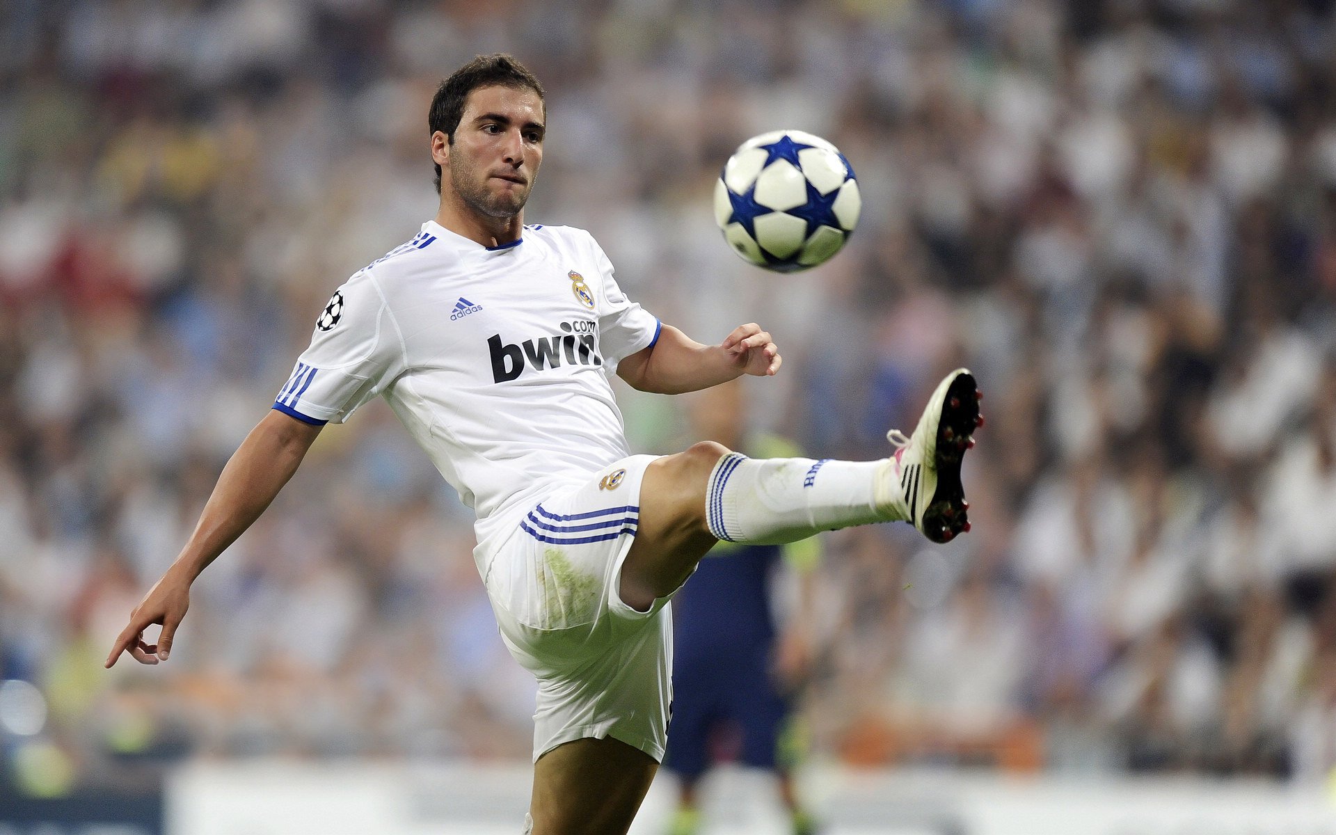 开云平台-绿茵场上的抢七传奇，英格兰铁血横扫拜仁，定义欧冠新经典