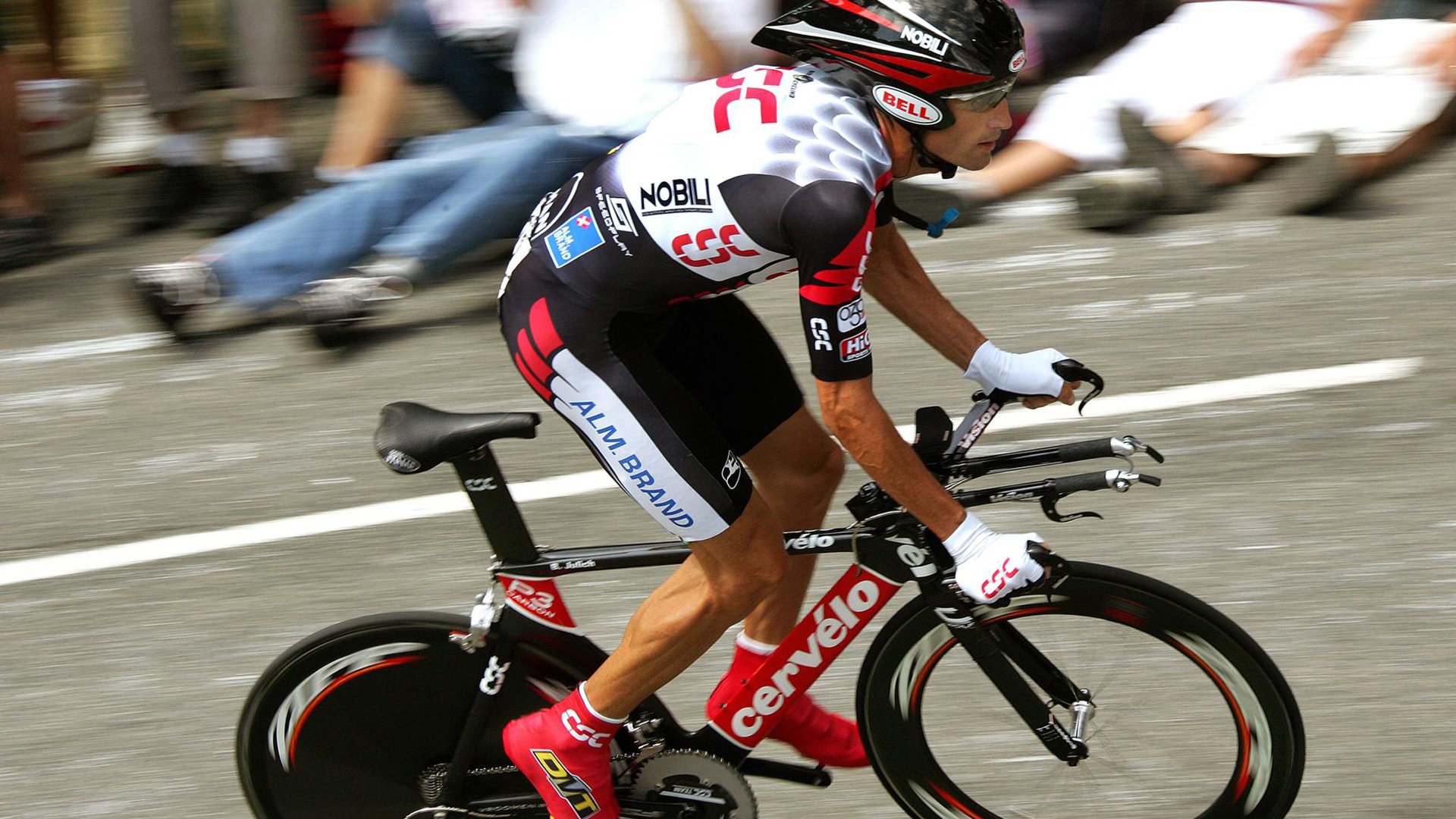 赛道与球场的双重奏，F1揭幕战与湖人森林狼鏖战的周末狂欢